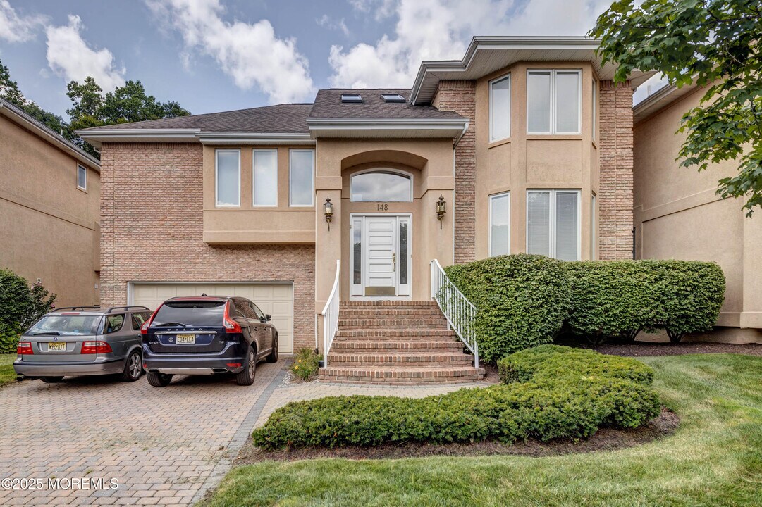 148 Panther Valley Ct in Holmdel, NJ - Building Photo