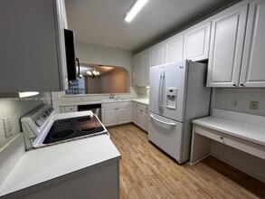 10700 NW 66th St, Unit 411 in Doral, FL - Building Photo - Building Photo
