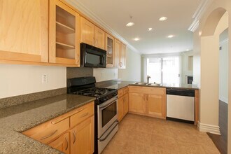 10355 Riverside Dr, Unit 406 in Toluca Lake, CA - Building Photo - Building Photo
