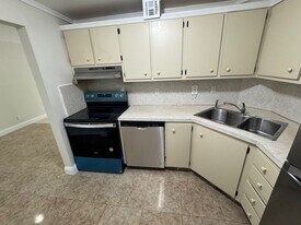 3101 Oakland Shores Dr in Oakland Park, FL - Building Photo