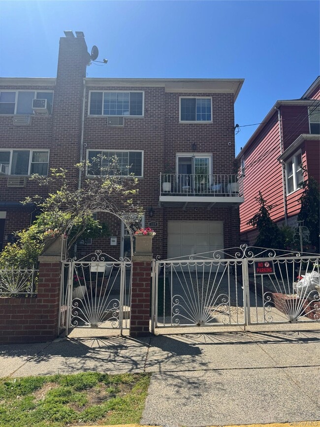 220 E 235th St