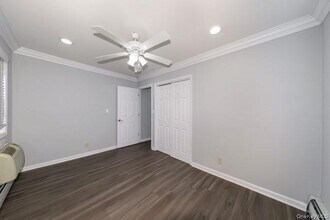 64 S Clinton Ave in Bay Shore, NY - Foto de edificio - Building Photo