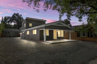 214 Kimble St, Unit B in Modesto, CA - Building Photo