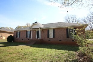 634 N Pine Hill Rd in Griffin, GA - Building Photo