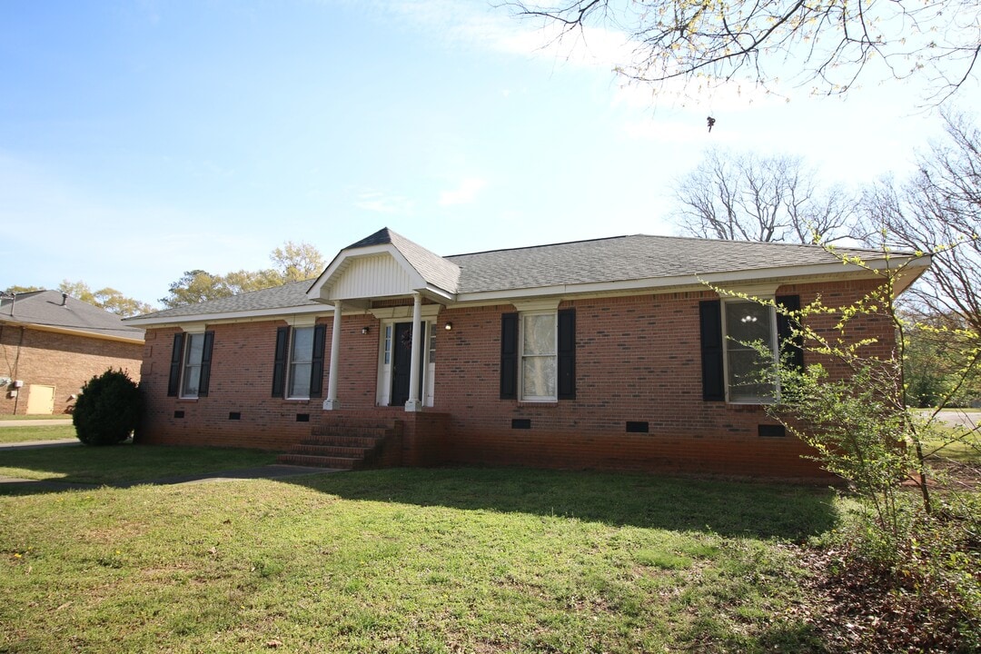 634 N Pine Hill Rd in Griffin, GA - Building Photo