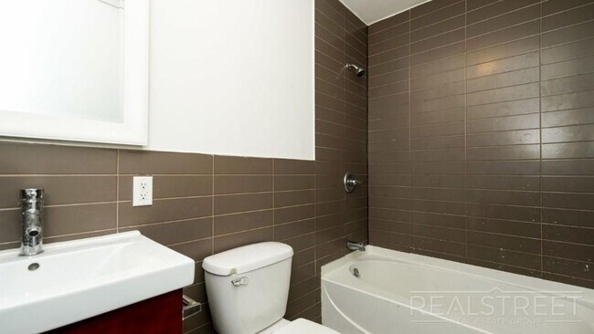 680 Prospect Place in Brooklyn, NY - Foto de edificio - Floor Plan