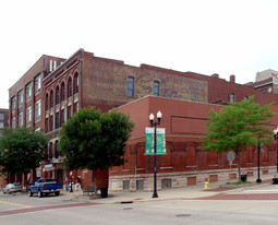 305 SW Water St in Peoria, IL - Building Photo