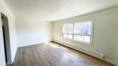 6921 Barker St in Niagara Falls, ON - Building Photo - Building Photo