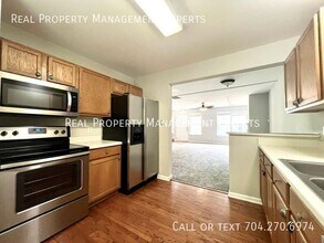 6522 Point Comfort Ln in Charlotte, NC - Foto de edificio - Building Photo