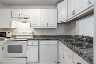 1033 Twin Lakes Dr in Coral Springs, FL - Building Photo - Building Photo