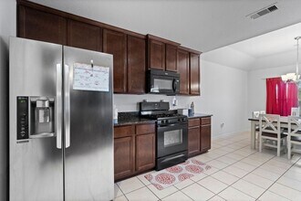 2022 Borthwick Ln in Conroe, TX - Foto de edificio - Building Photo