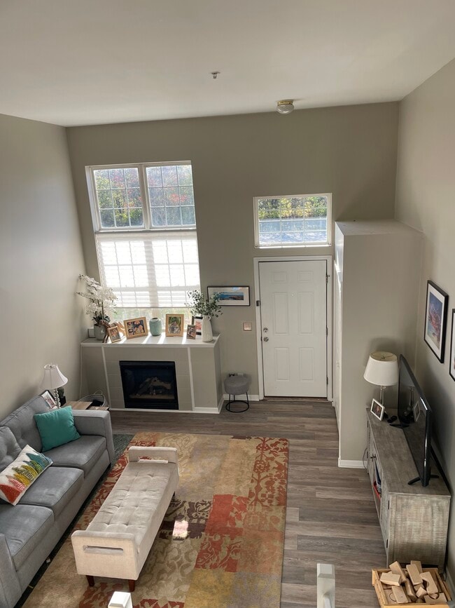 1954 Lindsay Ln, Unit Brentwood beauty in Ann Arbor, MI - Building Photo - Building Photo