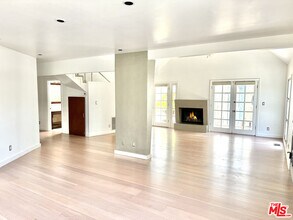 1153 N Poinsettia Pl in West Hollywood, CA - Foto de edificio - Building Photo