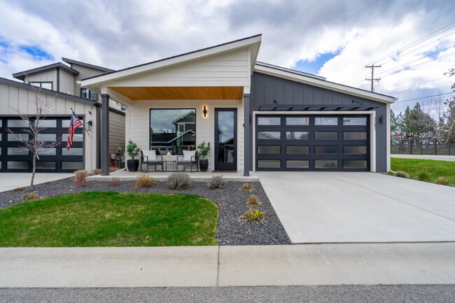 3242 N Rosalia Rd in Coeur d'Alene, ID - Building Photo - Building Photo