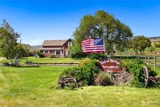 4410 Thorp Cemetery Rd in Thorp, WA - Foto de edificio - Building Photo