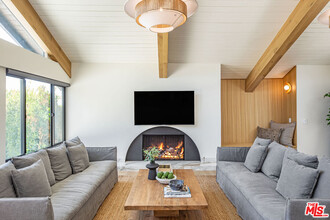 3525 Coast View Dr in Malibu, CA - Foto de edificio - Building Photo