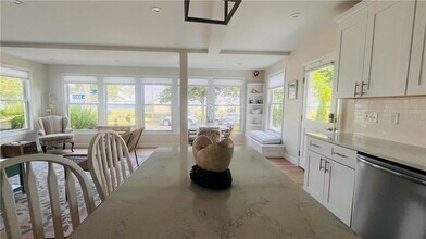 115 Wellington Ave in Newport, RI - Building Photo - Building Photo