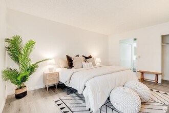 Alosta Place in Azusa, CA - Building Photo - Building Photo