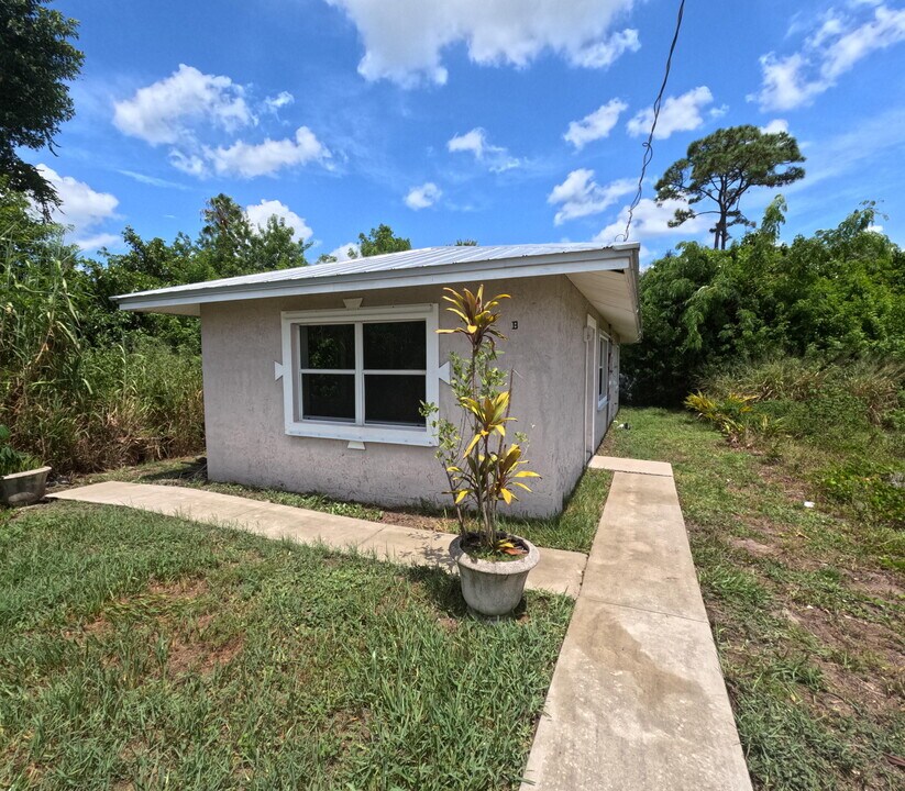 5555 SE 47th Ave in Stuart, FL - Building Photo