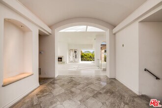 1136 Calle Vista Dr in Beverly Hills, CA - Building Photo - Building Photo