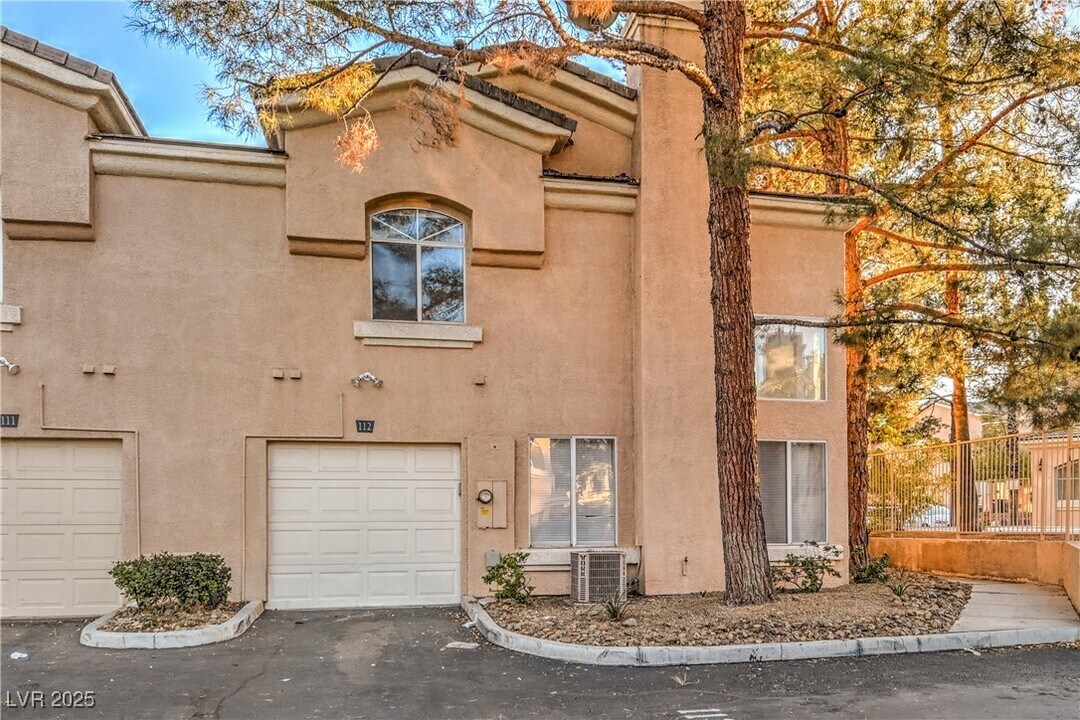 3950 S Sandhill Rd in Las Vegas, NV - Building Photo