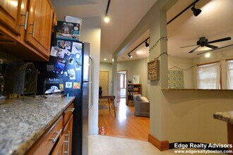 77 Easton St, Unit 1 in Boston, MA - Foto de edificio - Building Photo