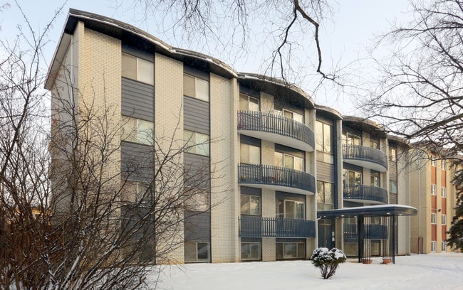 Michelle Manor in Edmonton, AB - Building Photo - Building Photo