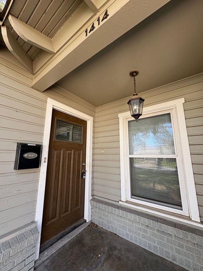 1414 W Lovers Ln in Arlington, TX - Foto de edificio - Building Photo