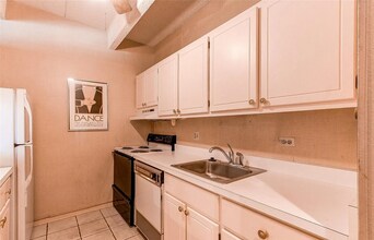 130 N Pearl St, Unit 1105 in Denver, CO - Foto de edificio - Building Photo