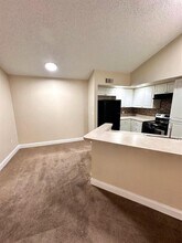 5737 Gatlin Ave in Orlando, FL - Foto de edificio - Building Photo