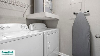 2500 Woodland Park Dr, Unit J103 in Houston, TX - Building Photo - Building Photo