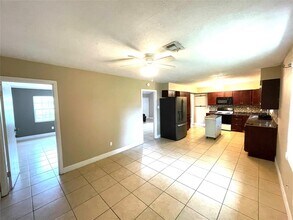1135 E 2nd St in Hempstead, TX - Building Photo - Building Photo