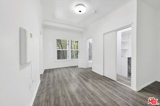 225 E Garfield Ave in Glendale, CA - Building Photo - Building Photo