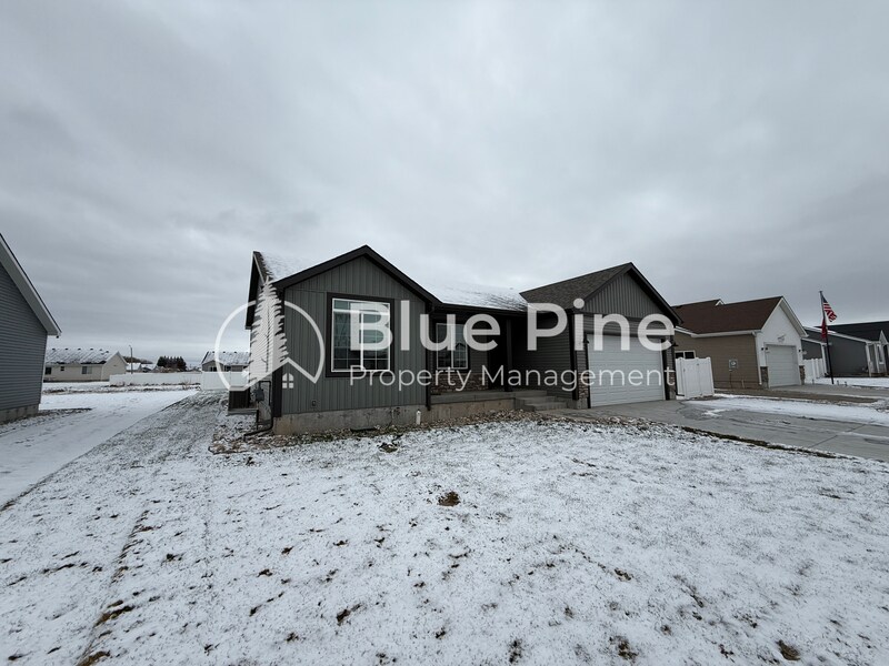 4335 N Dudley Ave in Ammon, ID - Building Photo