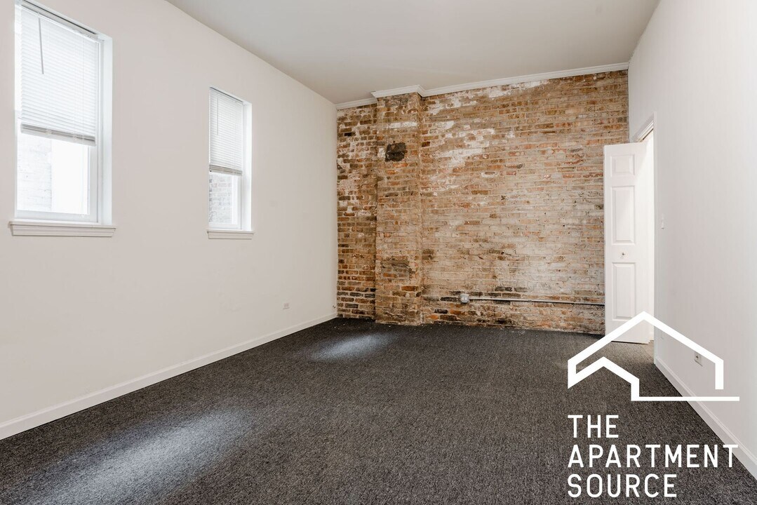 2336 N Milwaukee Ave in Chicago, IL - Building Photo