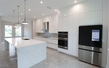 2461 Golden Gate Blvd E in Naples, FL - Foto de edificio - Building Photo