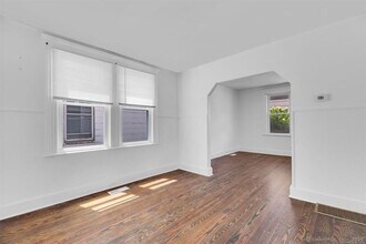 84 Dewey St in Bridgeport, CT - Building Photo - Building Photo