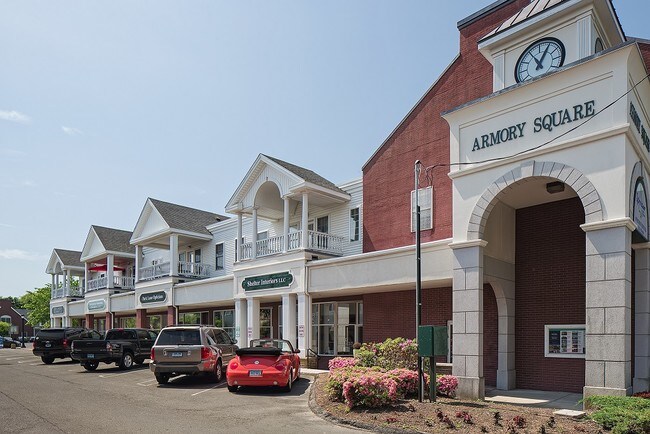 Spinnaker Square in Milford, CT - Foto de edificio - Building Photo