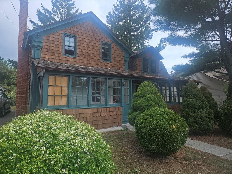 401 S Ocean Ave in Patchogue, NY - Building Photo