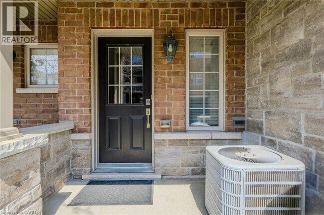 83 Plains Rd E in Burlington, ON - Building Photo - Building Photo