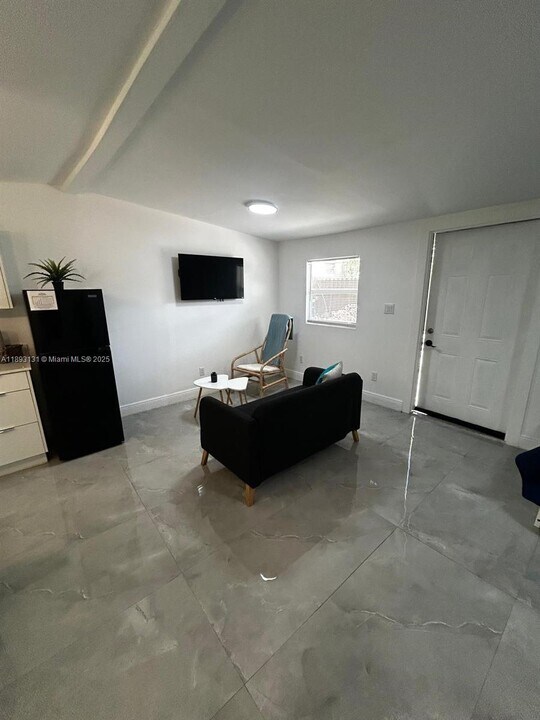 1945 NW 33rd St in Miami, FL - Building Photo