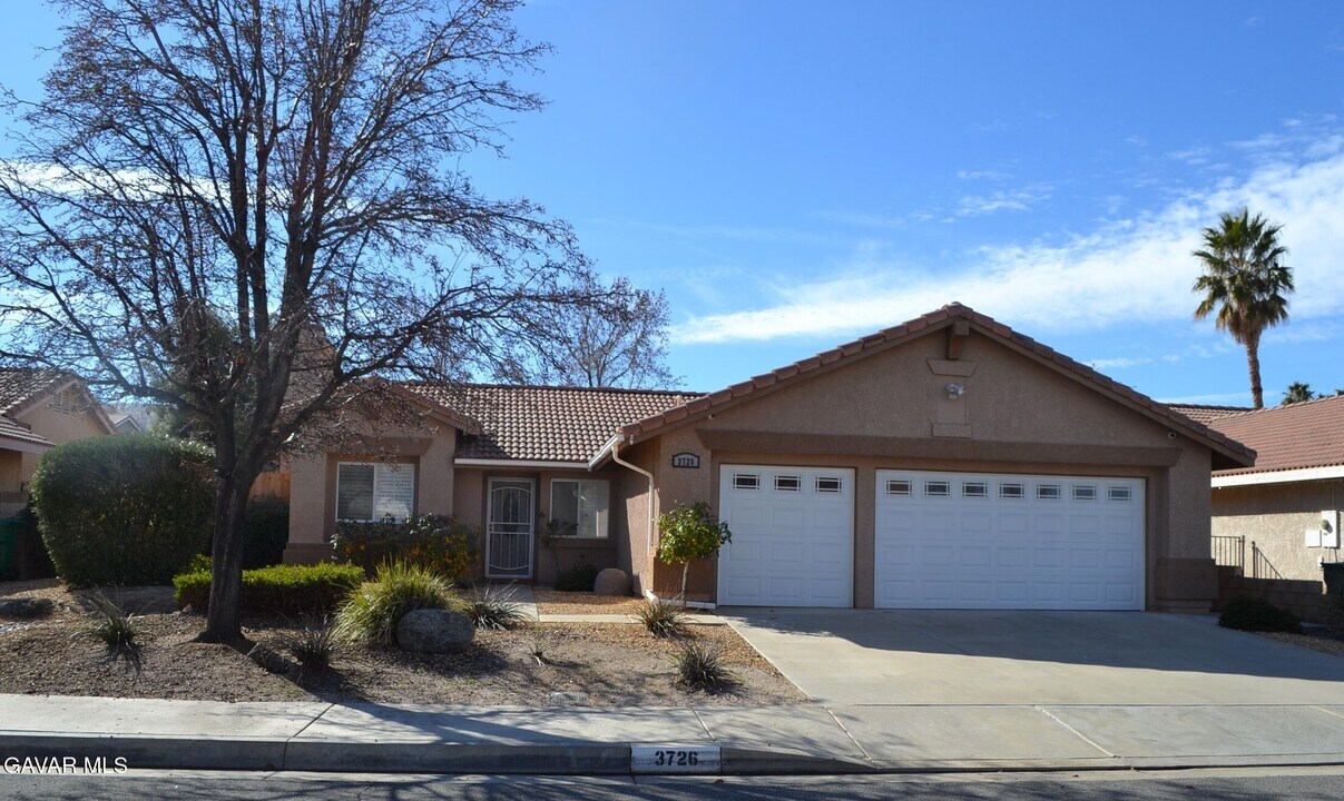 3726 Cocina Ln in Palmdale, CA - Building Photo