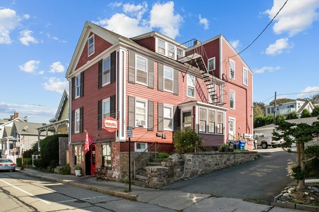 382 Spring St, Unit 2B in Newport, RI - Building Photo - Building Photo