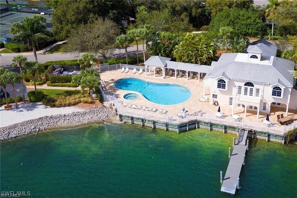 2608 Sailors Way in Naples, FL - Foto de edificio