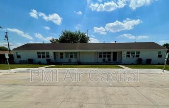 6427 E Cottonwood Ln in Wichita, KS - Foto de edificio - Building Photo