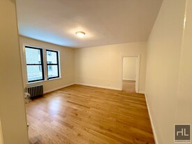 218 W 10th St in New York, NY - Building Photo