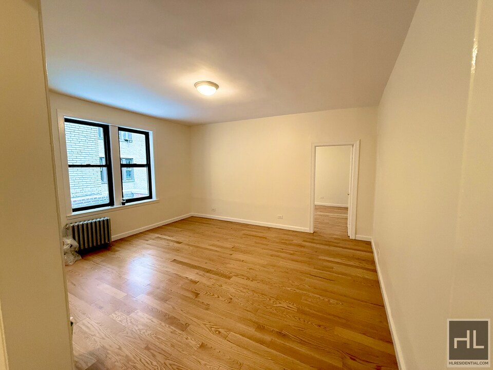218 W 10th St in New York, NY - Building Photo