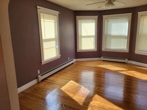 15 Cliff St, Unit 1 in Central Falls, RI - Foto de edificio - Building Photo