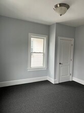 653 Broadway St, Unit #3 in Lowell, MA - Foto de edificio - Building Photo