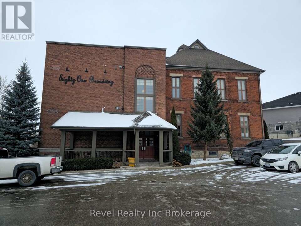 81-181 Broadway St in Woodstock, ON - Building Photo